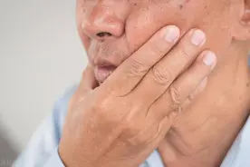 体内有癌，嘴巴先知？嘴里出现3种迹象，或是是癌细胞在“进攻”图片