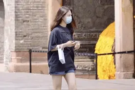 成都气温攀升 市民夏装出行图片