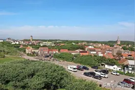 一个很有艺术气息的海滩浴场图片