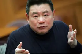 26岁赚1亿，多个著名女星都是他女朋友，刘銮雄如今疾病缠身图片