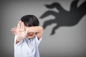 孩子被欺负，低阶父母教娃说“没关系”，高阶父母让娃“惹不起”图片