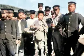 1904年，日本人拍摄的旅顺乡村：小女孩天生丽质，小乞丐气宇轩昂图片