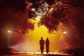 当父母老去，最好的陪伴，不是给钱，而是这三种图片