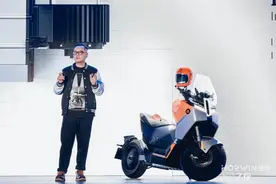 啥踏板12万元起？“号外”发布首台搭载高性能一体化智能底盘电摩图片