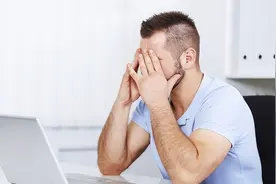 不到10点就困了，凌晨3、4点就醒来，是衰老了？医生：小心失眠图片