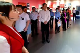 泉港区四套班子领导参观“中国共产党人的家风”档案展图片