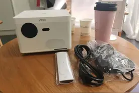 浅聊AOC P130皎月白 智能投影仪 优缺点怎样？解析评价如何？图片