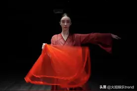 赵小棠跳国风舞《囍》，绛红长裙高级脸，搞笑女是对她的最大误解图片