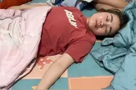 山东女子结婚12年生3孩子，丈夫趁她熟睡悄悄送金手镯，表情亮了图片