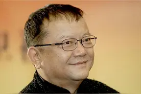 被传移民美国的王刚，无亿万身家，未移美，只有一个小60岁的儿子图片