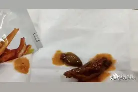 小伙为女友网购劲仔小鱼干，却吃出疑似蟑螂的虫子？客服：已要求消费者删除视频并赔偿2000元图片