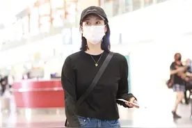 李纯身穿黑色T恤+牛仔裤简约休闲图片