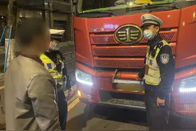 四大行动 | 重型半挂牵引车组团遮挡号牌逃避处罚！交警喊话：重罚！图片