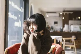 故事：随上司去外地出差，偶遇四年未见的初恋，他再次吻上我告白图片