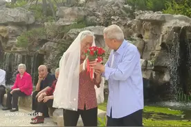 卧龙区民政局为高龄老人举办“岁月无痕爱留影”纪念金婚主题活动——银发红颜 为爱留痕图片