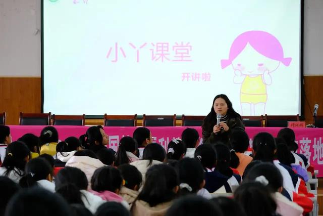 95后女生去百所学校大方谈月经