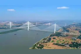 这座长江大桥了不得，桥塔相当于115层楼高，在世界桥梁中夺魁图片