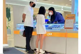 贾乃亮携女儿买手表，10岁甜馨剪短发还挑染，身高暴涨筷子腿吸睛图片