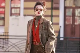 百褶裙算什么？今年“烟管裙”才是真厉害，高级显瘦，上身特洋气图片