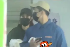 27岁德云社队长携女友逛街，坐在车内一同吞云吐雾，疑已同居试婚图片