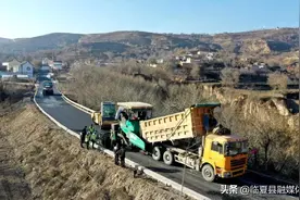 【我为群众办实事】新集镇赵山村：路面铺油“颜值”倍增 群众交口称赞图片