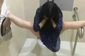 搞笑段子：这个姿势上厕所，很有技术含量呀图片