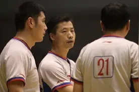 39号裁判杨宏峰，确实有点无法无天，两位助理裁判都明确表达不满图片