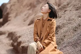 建议40岁女人：穿裤子多配“3种上衣”，减龄高级，胖一点也好看图片