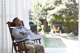 很多老年人喜欢早起，但过早起床比熬夜更可怕，几点起床更好？图片