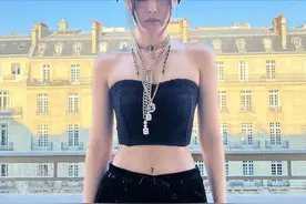 BLACKPINK Jennie晒“巴黎时装周”近况，直角肩、蚂蚁腰吸睛图片