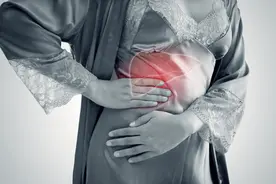 肝癌“敲门”时，疼痛多在右肋骨，身体的4个“红灯”别忽视了图片