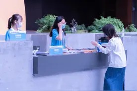 服贸会志愿者翟姊祺：志愿者要学会“应急处理”图片