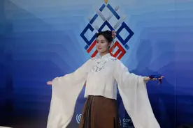 COP29探馆｜织造可持续的中国传统服饰，中国青年代表在COP29上演可持续与民族文化时装秀图片