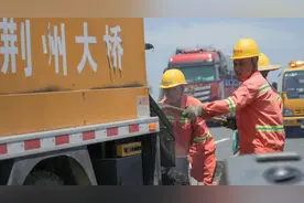 致敬高温下的劳动者|高速公路养护工人：不惧“烤”验筑路平安图片