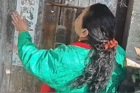 妻子替离世30年的丈夫回家认亲 大哥家中80年的老柜子上留下了身世图片