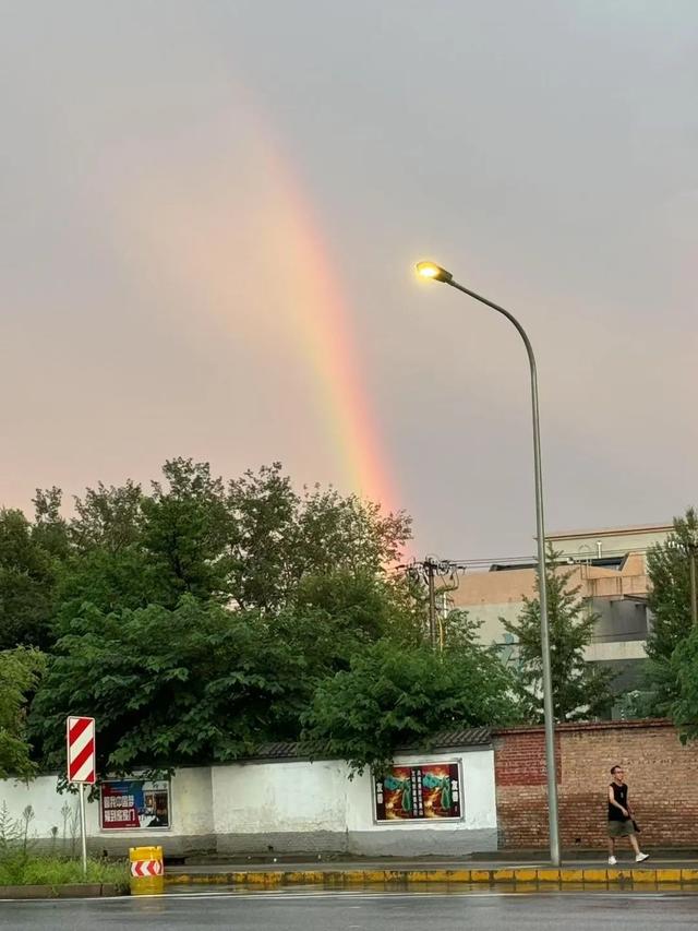 超多美图刷爆朋友圈！北京雨后出现壮美双彩虹奇观