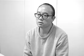 40岁当县长的靳东如此受贿：黑色旅行包内一次装百万元现金图片