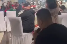 第一次见婚礼现场代唱，新郎怕紧张忘词，让好朋友坐台下帮忙一起唱。图片