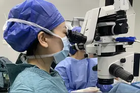 3000度超高度近视并发白内障，大爷备受视力问题困扰图片