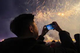 元宵佳节璀璨夜空 烟花盛宴点亮城市图片