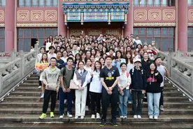 “直面非议，在失败中找不足”，羽坛CP黄雅琼、刘雨辰上海体育大学冠军思政课开讲图片