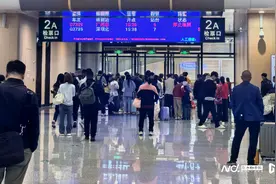 清明假期，惠州一高铁站客流爆满图片