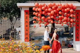 湖南长沙一男子为迎娶新娘，全家提前三个月在门前种下一片“花海”图片