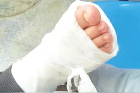 民意通 | 滑雪没学会却摔骨折了 男孩参加冬令营训练受伤，家长与培训机构协商赔付无果图片