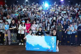 《云边有个小卖部》郑州路演主创被投喂“胡辣汤” 张嘉佳周也谈外婆拿手菜图片