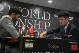 国际象棋世界冠军赛丁立人先拔头筹图片