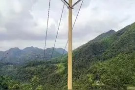 朝天区：高压电线杆“立正”了图片