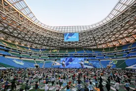 庆祝Align十周年，lululemon在北京工人体育场举办瑜伽社区图片