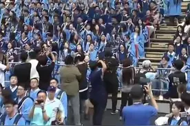 青岛大学毕业典礼又变演唱会现场，一首《离别开出花》毕业氛围感拉满图片