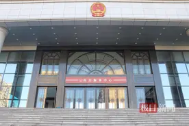 村民骑车被撞伤，为手术费闹上法庭，法官联手村干部、司法所化解纠纷，肇事方当场给付赔款图片